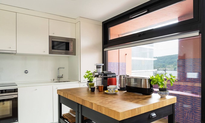 Lordelo do Ouro e Massarelos Condo | Scenic Porto Insight Apartment with Pool and River View