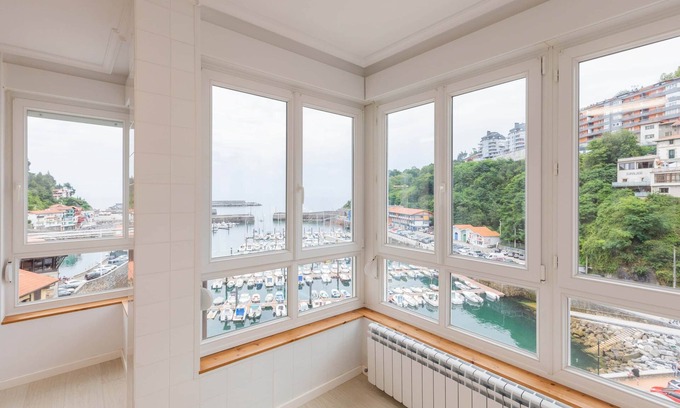 Mutriku Apartment | Portua: Family-Friendly Retreat with Spa and Breakfast