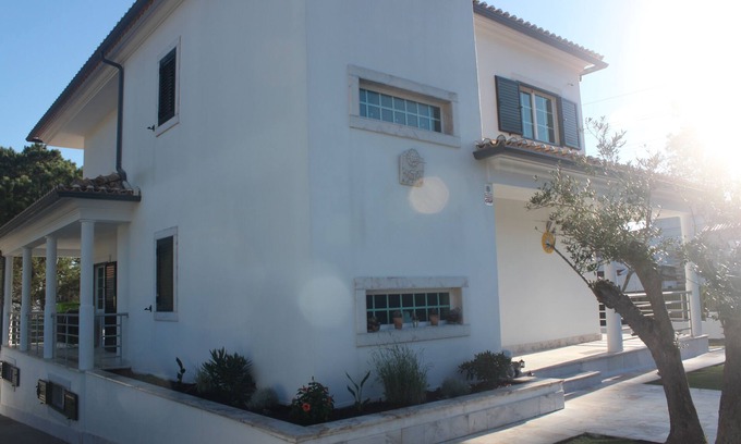 Carrasqueira Villa | Exceptional Villa in Sesimbra with Pool & Jacuzzi