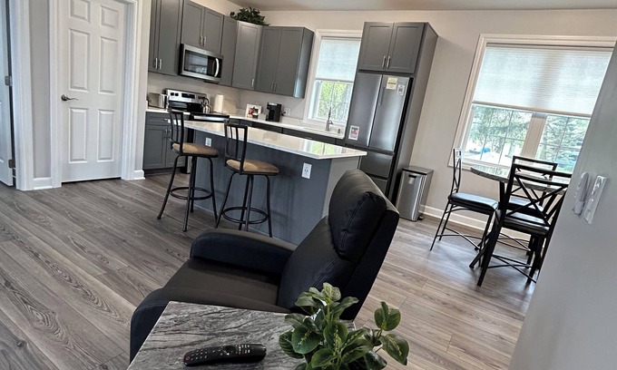Portage Lakes House | Portview Carriage House: A Perfect Getaway with Lake View