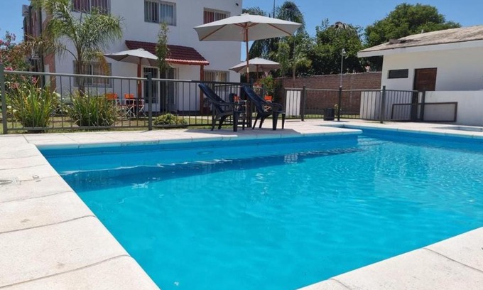 Villa Carlos Paz Hotel | Relax at Posada de Los Lirios: Pet-Friendly Oasis
