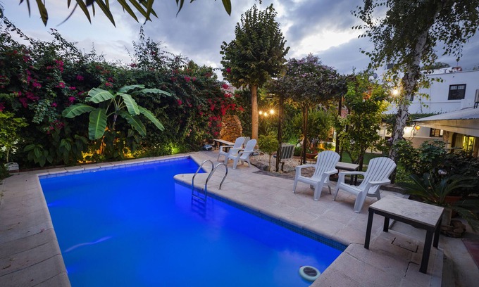 Mendoza City Center Bed & Breakfast | Eco-Friendly Retreat at Posada de Rosas with Pool & Spa