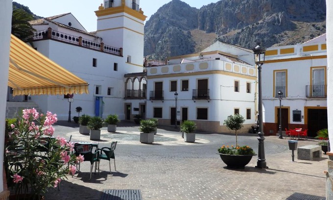 Montejaque House | Discover Posada del Fresno: Pet-Friendly Haven with Breakfast