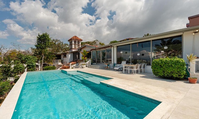 Escazu Hotel | Inviting Posada el Quijote: Pet-Friendly with Pool & Breakfast