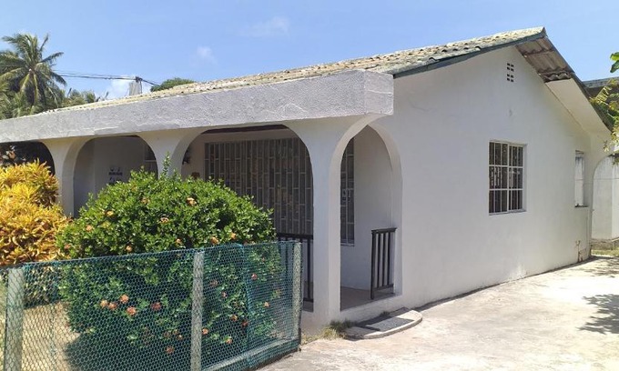 Punta Sur House | Budget-Friendly Posada Henry: Pet & Child Friendly Stay