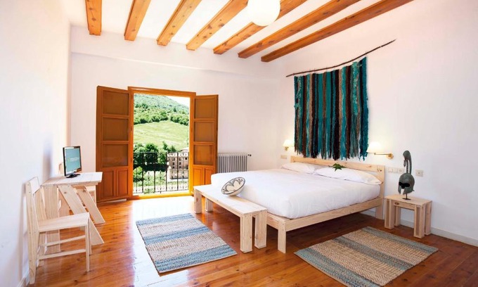Villoslada de Cameros Hotel | Charming Posada Hoyos de Iregua: Family-Friendly Retreat