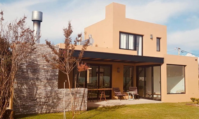Coronel Suarez House | Guest Rated 10/10 at Posada Los Horneros with Pool & Pets