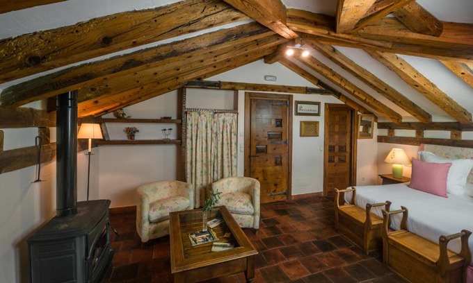 Navafria House | Welcoming Posada Real Mingaseda: 4-Star Pet-Friendly Retreat