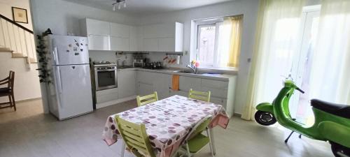 Pedara Apartment | Pet-Friendly Posada Victoria: Central City Apartment Awaits
