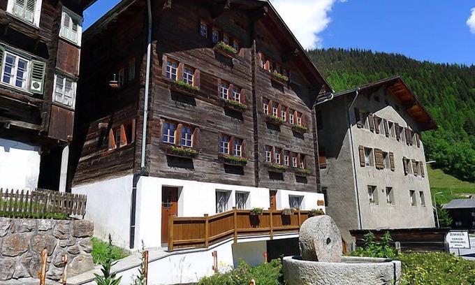 Grafschaft Apartment | Pet Friendly Retreat with Lake Views at Poschthüs 3.OG West