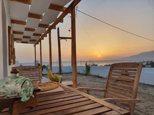 Neo Kalamaki House | Relax at Poseidon House: Beachside with Scenic Sea Views