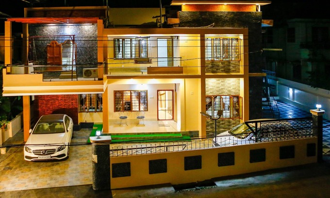 Thrissur House | Elegant 7 BHK at Belljem Homes: Spa & Breakfast Included