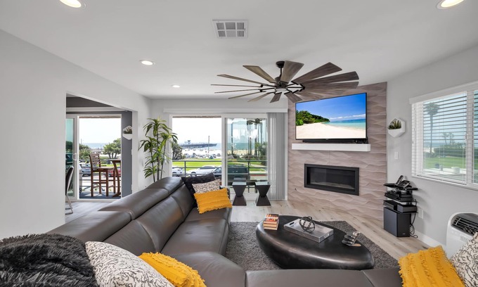 Old Towne Condo | Experience Oceanfront Bliss at Posh Beach Condo in Seal Beach