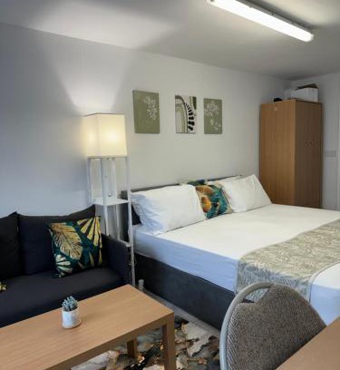 Thamesmead Apartment | Elegant Executive Studio in the Heart of London