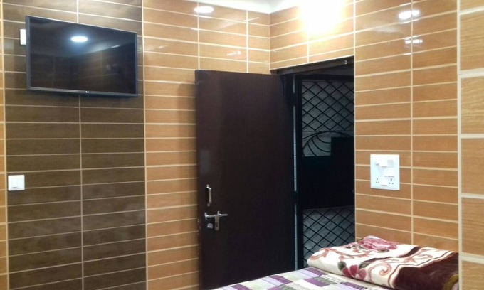 Lajpat Nagar Apartment | Elegant Lajpat Nagar Room with Breakfast & Kitchen Amenities