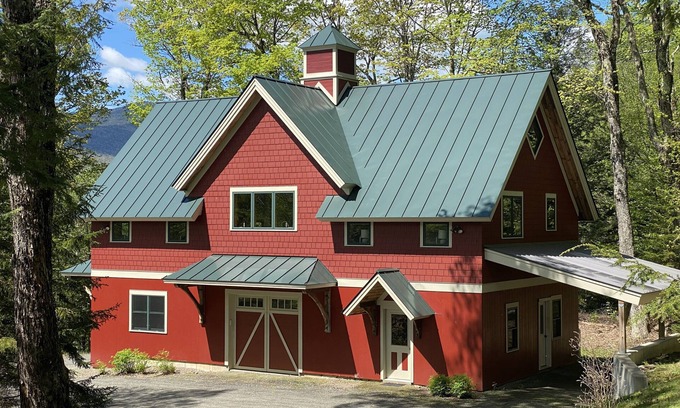 Waitsfield Apartment | Discover the Post and Beam Carriage House in Mad River Valley