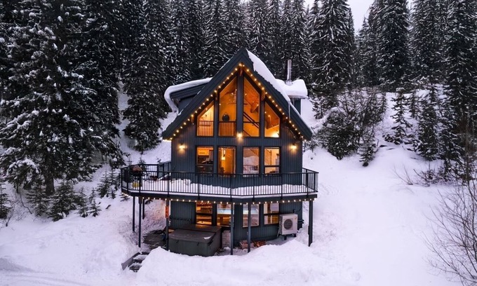 Okanagan-Similkameen Ski Chalet | Family-Friendly Post & Beam Chalet with Hot Tub at Apex