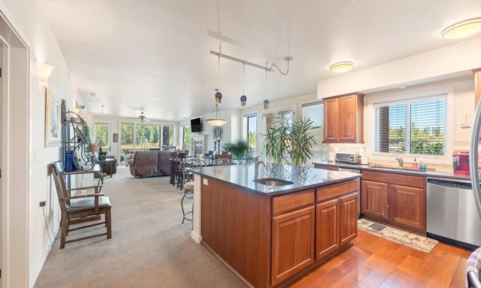 Post Falls Condo | Waterfront Condo Retreat in Post Falls with Spa & Hot Tub