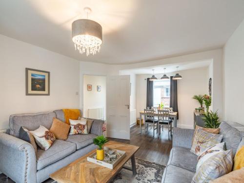 Great Ayton House | Top-Rated Postmans Lodge: Perfect for Families & Relaxation
