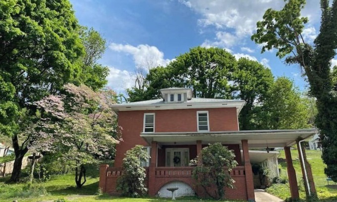 Bellepoint House | Inviting Stay on Greenbrier Drive with Family-Friendly Amenities