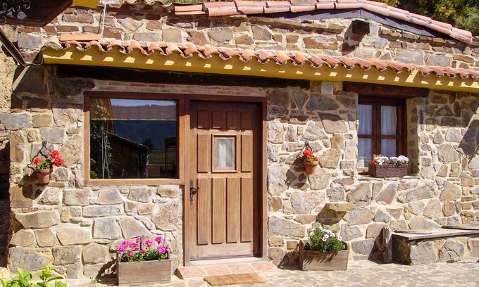 Cillorigo de Liebana Apartment | Oceanfront Retreat: Potes Vinon Cabaña with Spa & Kitchen