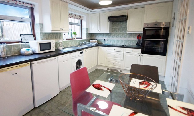 Dadlington House | Cozy Potter's House Coventry with Kitchen Amenities