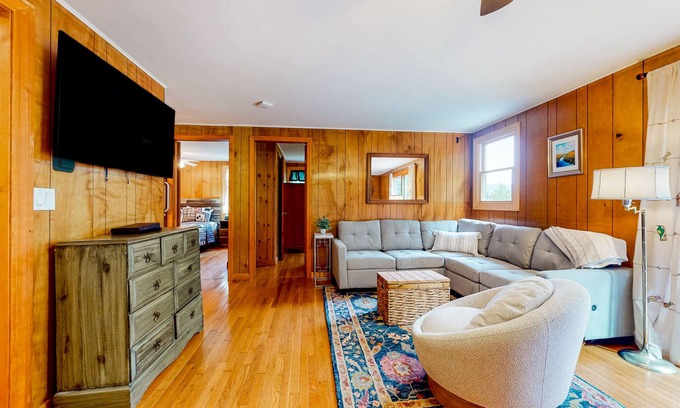 Jamaica House | Discover Potter's Place: Mountain Views & Pet-Friendly Amenities