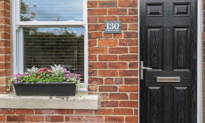 Fulwood Cottage | Family-Friendly Potter’s Cottage with Garden in Sheffield