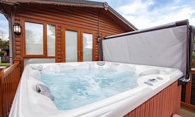 Troutbeck Bridge Cabin | Potters Lodge: Ideal Retreat with Spa & Pet-Friendly Comfort