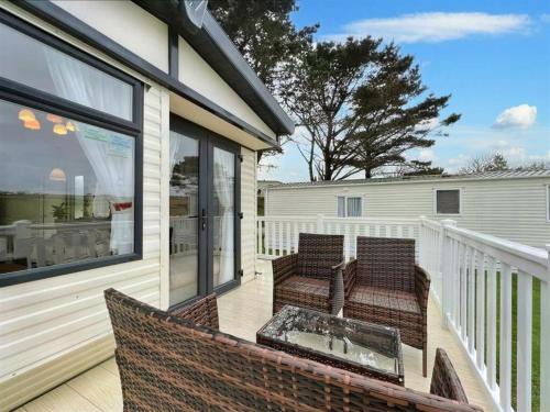Praa Sands Ski Chalet | Cozy Pottsville Cabin: 2-Bed Retreat Near Praa Sands Beach