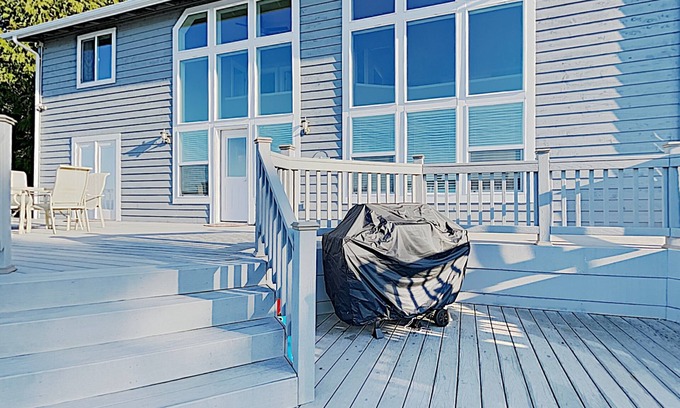 Poulsbo House | Poulsbo Beach Hideaway: Ocean View Retreat with Pool Access