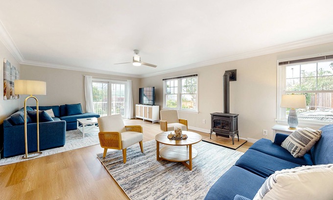 Poulsbo House | Inviting Poulsbo Haven Retreat with Deck & Scenic Sunset Views
