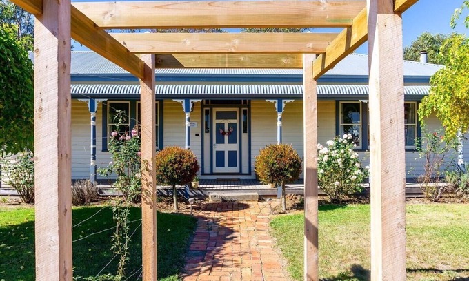 Miners Rest Cottage | Cozy Pound Hill Cottage: Ideal Country Retreat with Breakfast