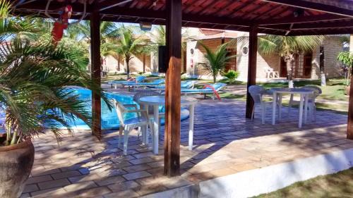 Canoa Quebrada Hotel | Discover Pousada 7 Mares: Family-Friendly with Pool & Breakfast