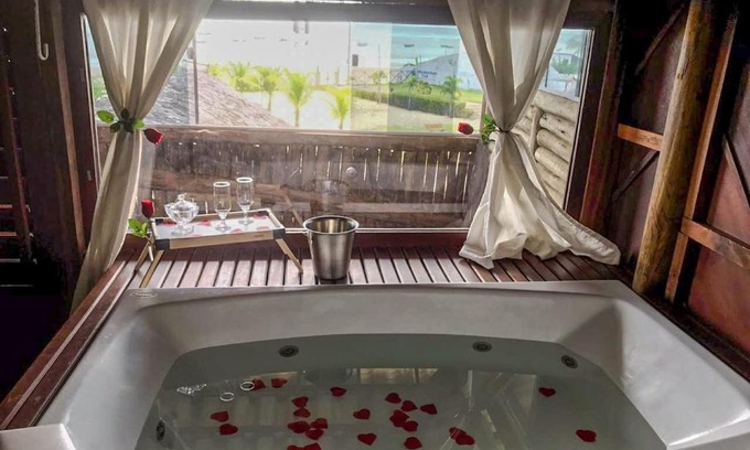 Baleia Hotel | Relax at Pousada Altas Horas Beach Club with Pool & Breakfast