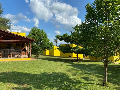 Sao Joao Batista do Gloria House | Chalés Praia Vermelha: Pet-Friendly Retreat with Breakfast