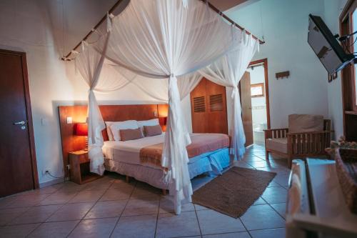 Barra do Sahy Hotel | Charming Pousada Brigitte: Oceanfront Retreat with Spa