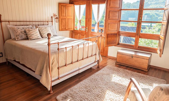 Municipal House | Discover Casarão do Vale dos Vinhedos: Family-Friendly Stay