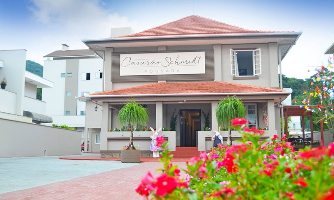 Pomerode Hotel | Discover Pousada Casarão Schmidt: Pool, Spa & Breakfast Awaits