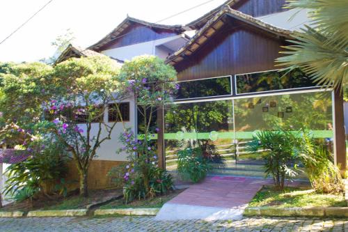 Casimiro de Abreu Hotel | Discover Pousada Cascata: Family-Friendly with Breakfast