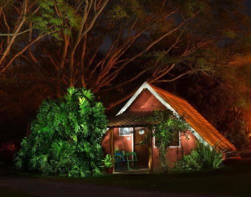 Sao Bento do Sapucai Hotel | Discover Pousada Chalés da Estalagem: Pet-Friendly Retreat