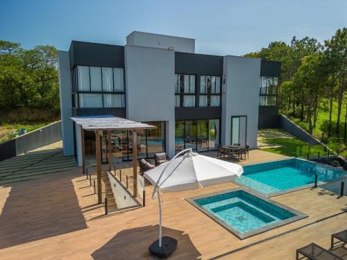 Joaquim Messias House | Pet-Friendly Comfort at Pousada Casa Decore with Pool