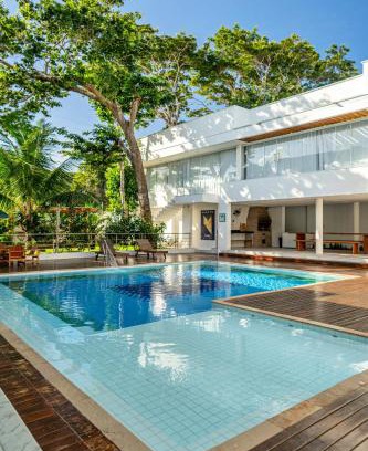 Arraial d'Ajuda Hotel | Oceanfront Pousada Corais de Ibiza with Pool & Ocean Views