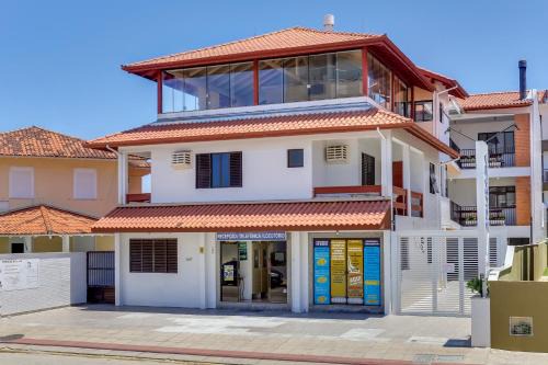 Ingleses Centro Apartment | Ocean View Retreat at Pousada Costão dos Ingleses - 9/10 Rated