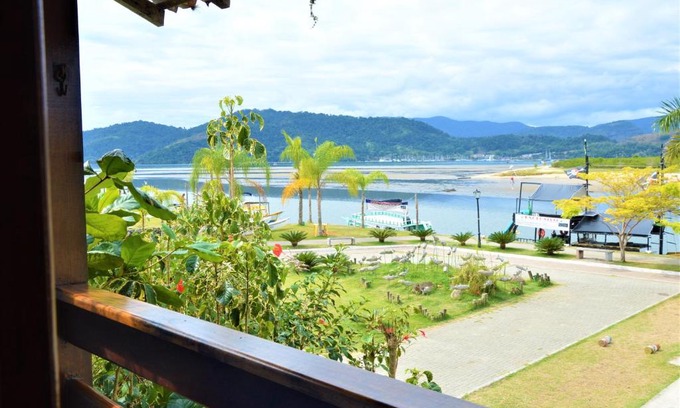 Pontal Hotel | Cozy Pousada do Imperador: Oceanfront & Pet Friendly Stay