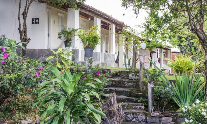 Igatu Hotel | Welcoming Pousada Dona Lita: Pet-Friendly & Family-Oriented