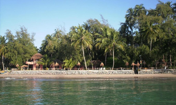 Barreira do Boqueirao Hotel | Relax at Pousada Doze Cabanas: Oceanfront & Spa Retreat