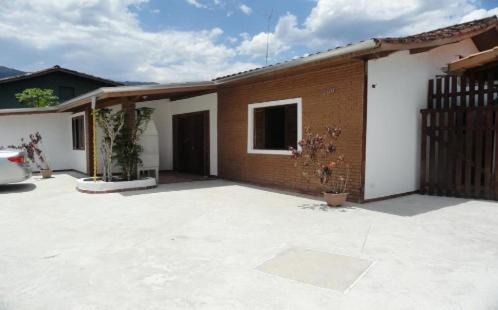 Caraguatatuba Hotel | Pet-Friendly Retreat at Pousada Edson with Pool & Family Perks