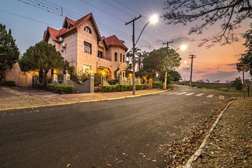 Brotas Hotel | Pet-Friendly Pousada Estalagem de Brotas with Pool Access