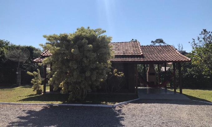 Praia do Rosa Cabin | Pet-Friendly Pousada GaropaBAH Chalé Ouvidor with Kitchen